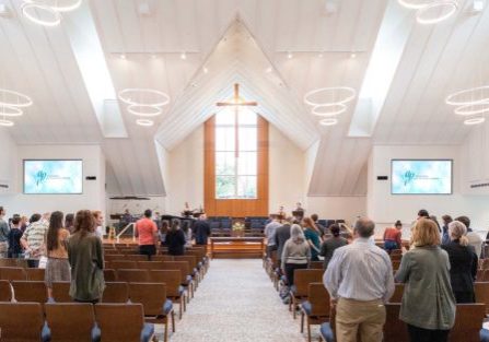 The concealed loudspeakers ensure the clean lines of the architecture.